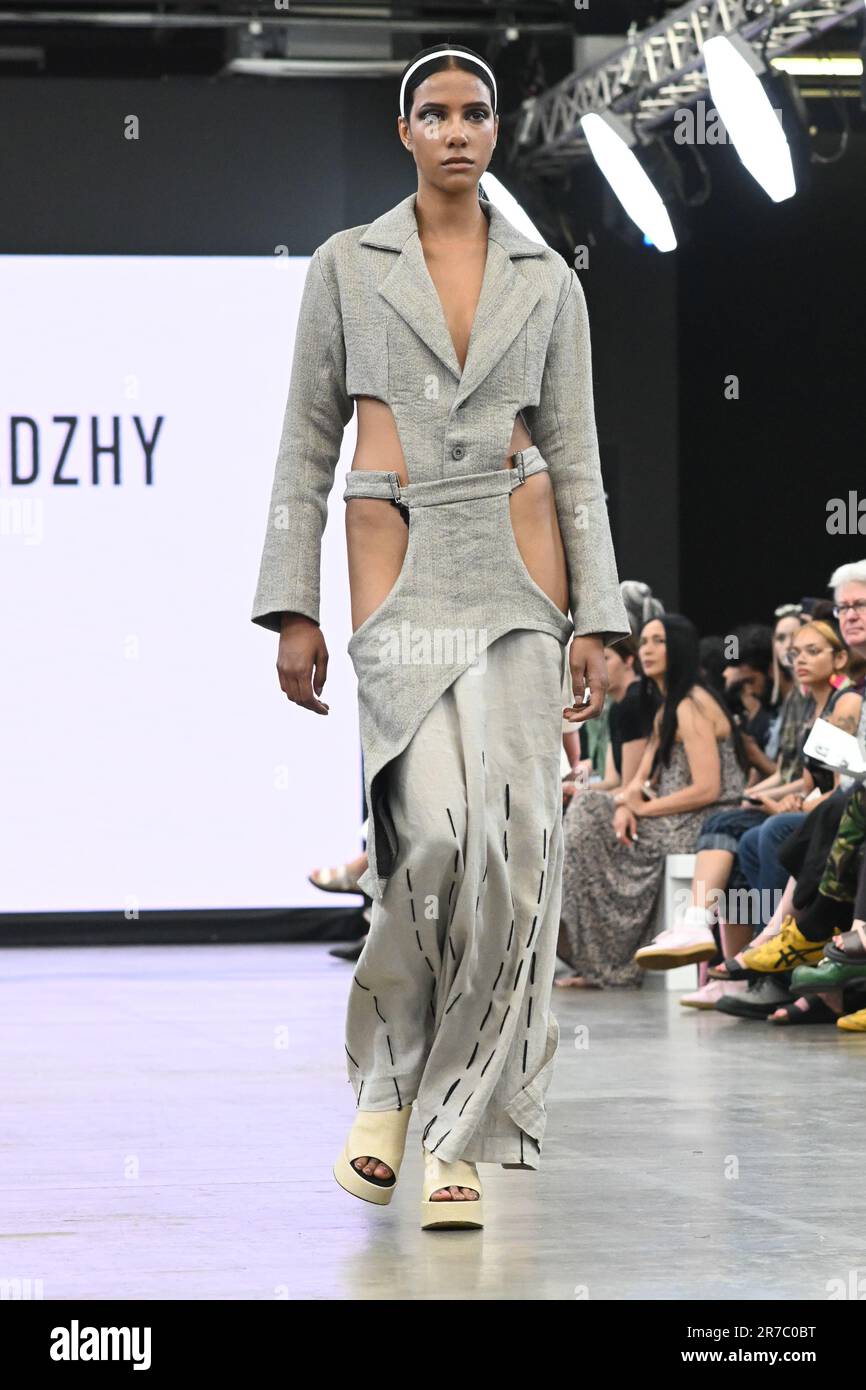 Londres, Royaume-Uni. 14 juin 2023. Des étudiants diplômés présentent leur conception de l'université de la ville de Brimingham et de l'école d'art de Glasgow lors de la Graduate Fashion week 2023 jour 3 à la brasserie Old Truman, Londres, Royaume-Uni. Crédit : voir Li/Picture Capital/Alamy Live News Banque D'Images