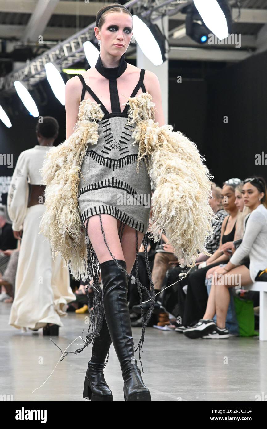 Londres, Royaume-Uni. 14 juin 2023. Des étudiants diplômés présentent leur conception de l'université de la ville de Brimingham et de l'école d'art de Glasgow lors de la Graduate Fashion week 2023 jour 3 à la brasserie Old Truman, Londres, Royaume-Uni. Crédit : voir Li/Picture Capital/Alamy Live News Banque D'Images