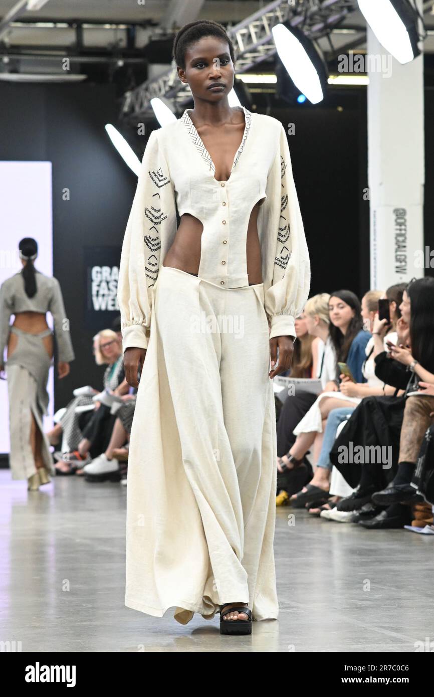 Londres, Royaume-Uni. 14 juin 2023. Des étudiants diplômés présentent leur conception de l'université de la ville de Brimingham et de l'école d'art de Glasgow lors de la Graduate Fashion week 2023 jour 3 à la brasserie Old Truman, Londres, Royaume-Uni. Crédit : voir Li/Picture Capital/Alamy Live News Banque D'Images