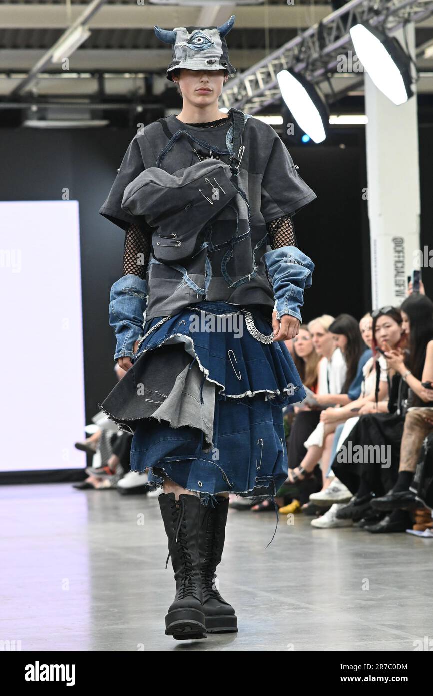 Londres, Royaume-Uni. 14 juin 2023. Des étudiants diplômés présentent leur conception de l'université de la ville de Brimingham et de l'école d'art de Glasgow lors de la Graduate Fashion week 2023 jour 3 à la brasserie Old Truman, Londres, Royaume-Uni. Crédit : voir Li/Picture Capital/Alamy Live News Banque D'Images