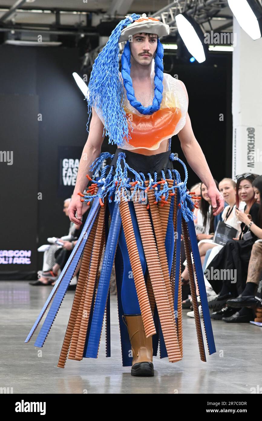 Londres, Royaume-Uni. 14 juin 2023. Des étudiants diplômés présentent leur conception de l'université de la ville de Brimingham et de l'école d'art de Glasgow lors de la Graduate Fashion week 2023 jour 3 à la brasserie Old Truman, Londres, Royaume-Uni. Crédit : voir Li/Picture Capital/Alamy Live News Banque D'Images