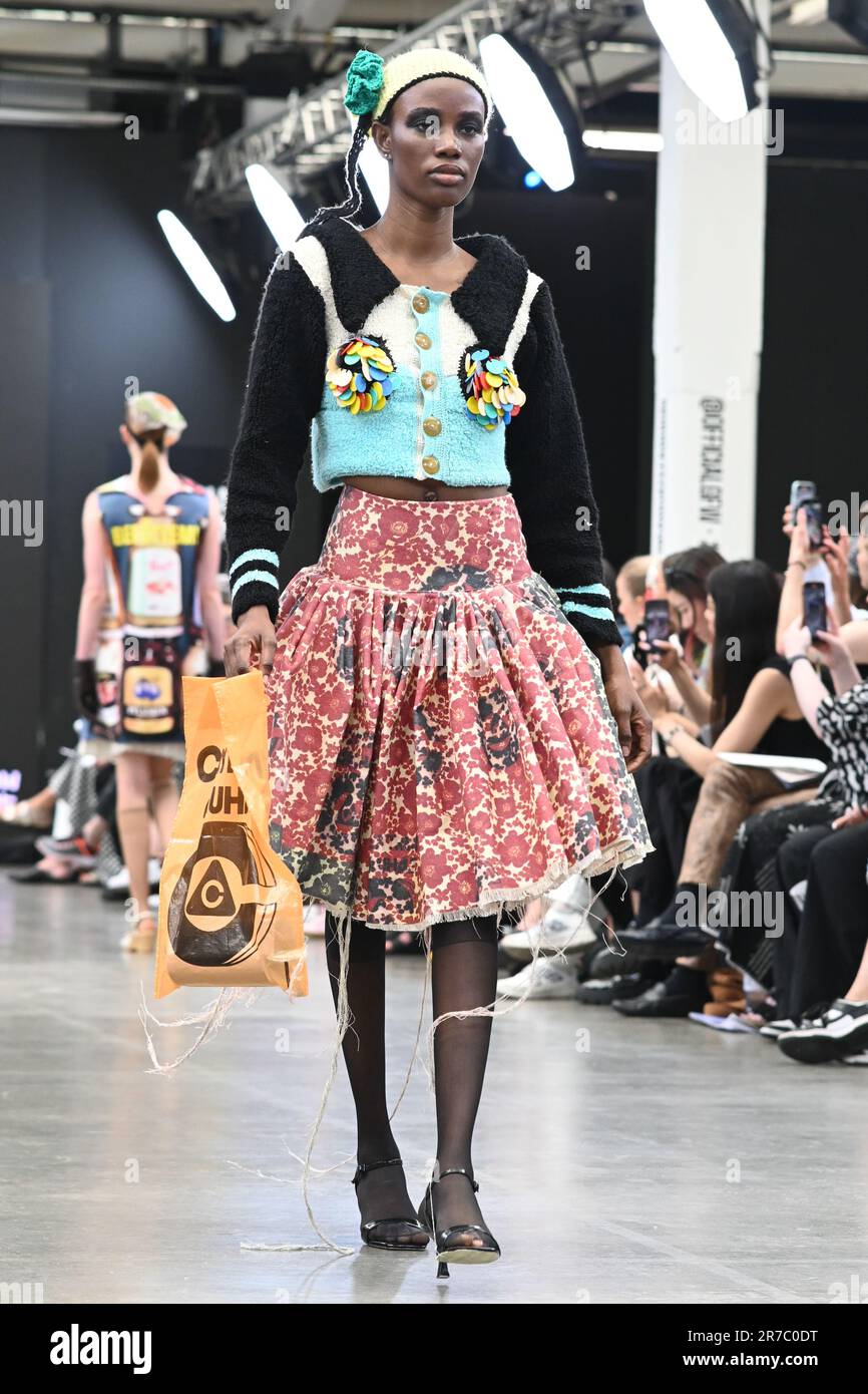 Londres, Royaume-Uni. 14 juin 2023. Des étudiants diplômés présentent leur conception de l'université de la ville de Brimingham et de l'école d'art de Glasgow lors de la Graduate Fashion week 2023 jour 3 à la brasserie Old Truman, Londres, Royaume-Uni. Crédit : voir Li/Picture Capital/Alamy Live News Banque D'Images