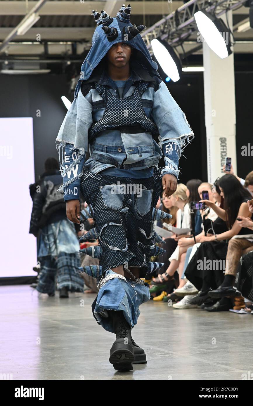 Londres, Royaume-Uni. 14 juin 2023. Des étudiants diplômés présentent leur conception de l'université de la ville de Brimingham et de l'école d'art de Glasgow lors de la Graduate Fashion week 2023 jour 3 à la brasserie Old Truman, Londres, Royaume-Uni. Crédit : voir Li/Picture Capital/Alamy Live News Banque D'Images