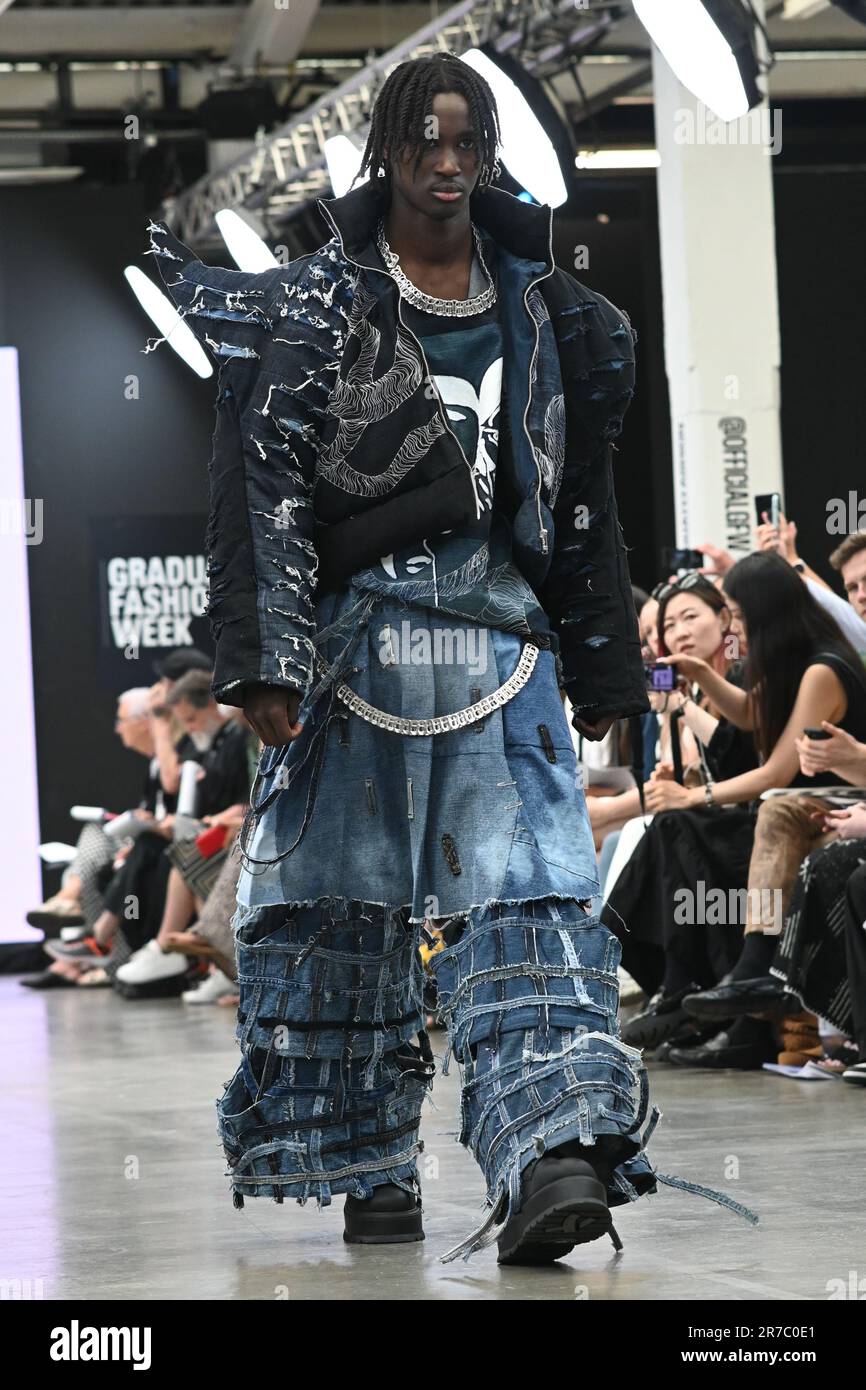 Londres, Royaume-Uni. 14 juin 2023. Des étudiants diplômés présentent leur conception de l'université de la ville de Brimingham et de l'école d'art de Glasgow lors de la Graduate Fashion week 2023 jour 3 à la brasserie Old Truman, Londres, Royaume-Uni. Crédit : voir Li/Picture Capital/Alamy Live News Banque D'Images