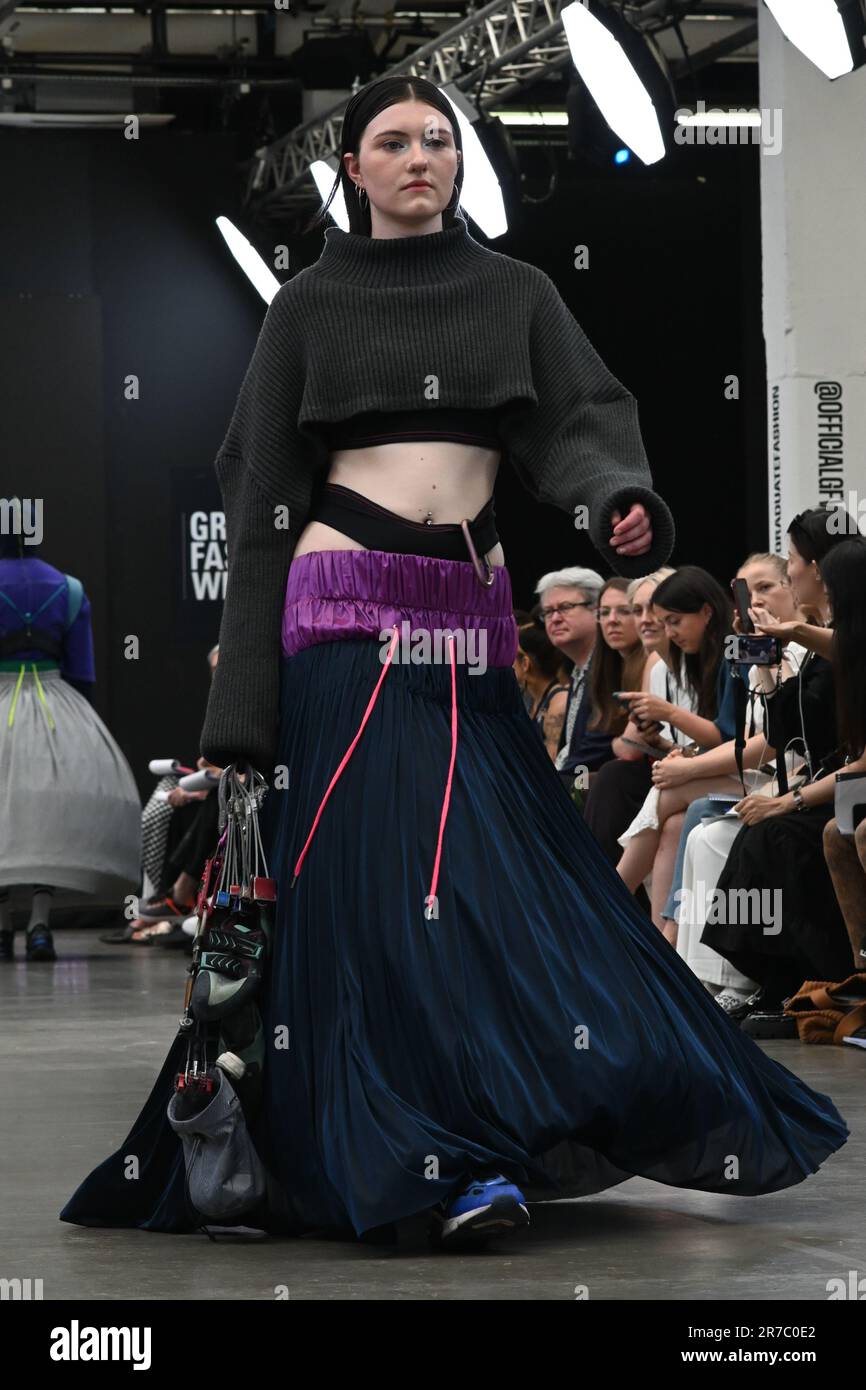 Londres, Royaume-Uni. 14 juin 2023. Des étudiants diplômés présentent leur conception de l'université de la ville de Brimingham et de l'école d'art de Glasgow lors de la Graduate Fashion week 2023 jour 3 à la brasserie Old Truman, Londres, Royaume-Uni. Crédit : voir Li/Picture Capital/Alamy Live News Banque D'Images