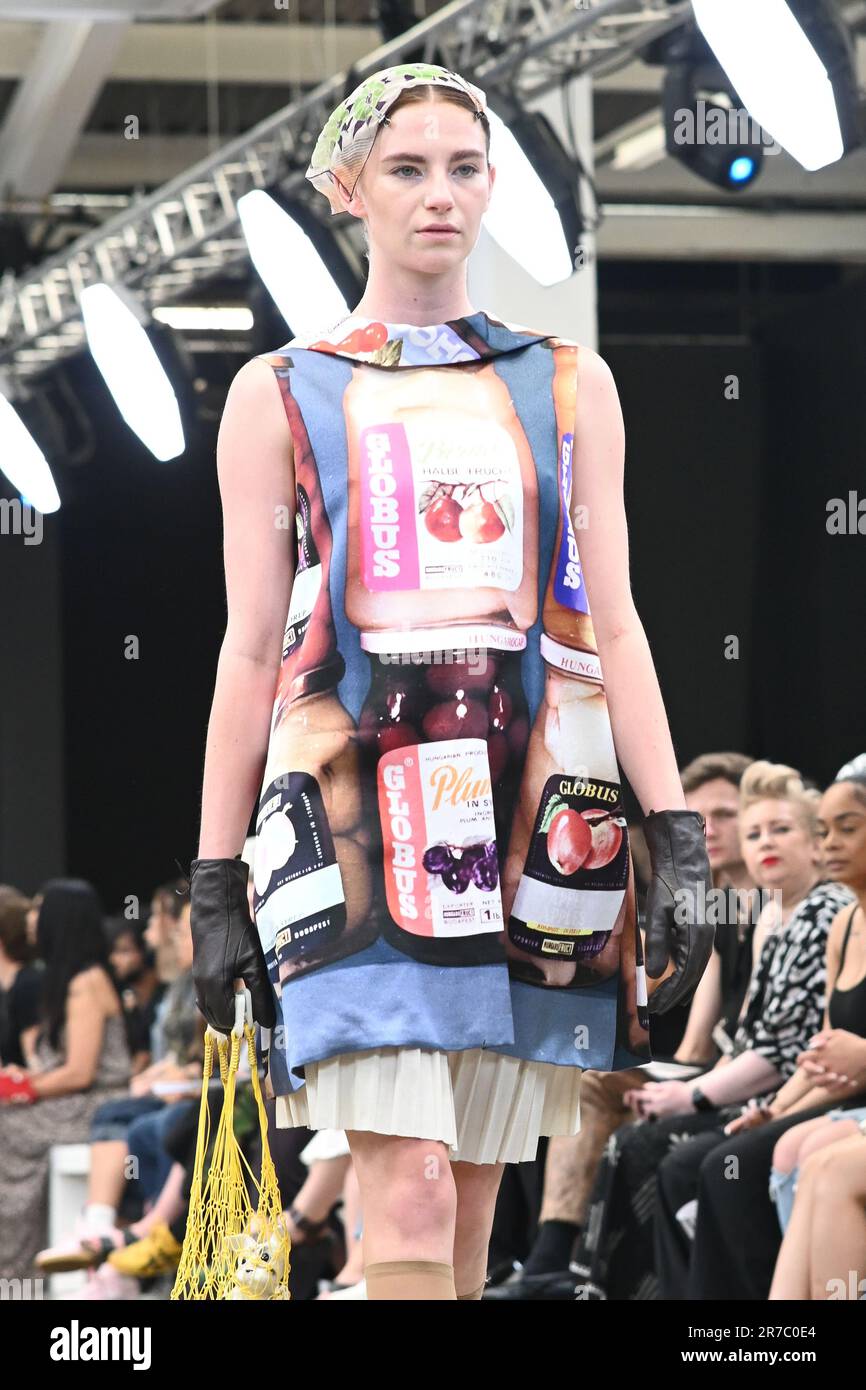 Londres, Royaume-Uni. 14 juin 2023. Des étudiants diplômés présentent leur conception de l'université de la ville de Brimingham et de l'école d'art de Glasgow lors de la Graduate Fashion week 2023 jour 3 à la brasserie Old Truman, Londres, Royaume-Uni. Crédit : voir Li/Picture Capital/Alamy Live News Banque D'Images