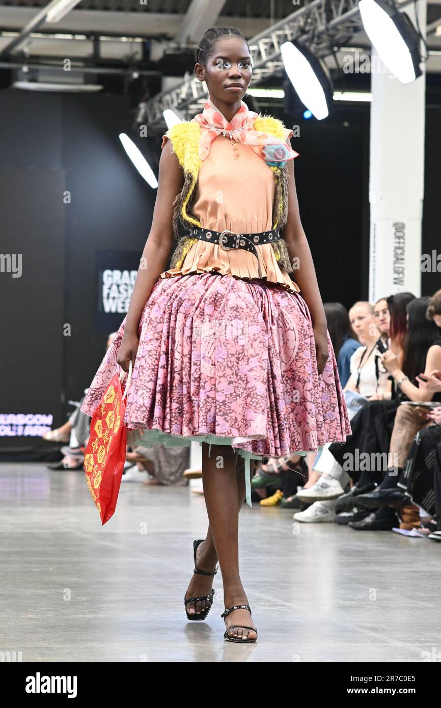 Londres, Royaume-Uni. 14 juin 2023. Des étudiants diplômés présentent leur conception de l'université de la ville de Brimingham et de l'école d'art de Glasgow lors de la Graduate Fashion week 2023 jour 3 à la brasserie Old Truman, Londres, Royaume-Uni. Crédit : voir Li/Picture Capital/Alamy Live News Banque D'Images