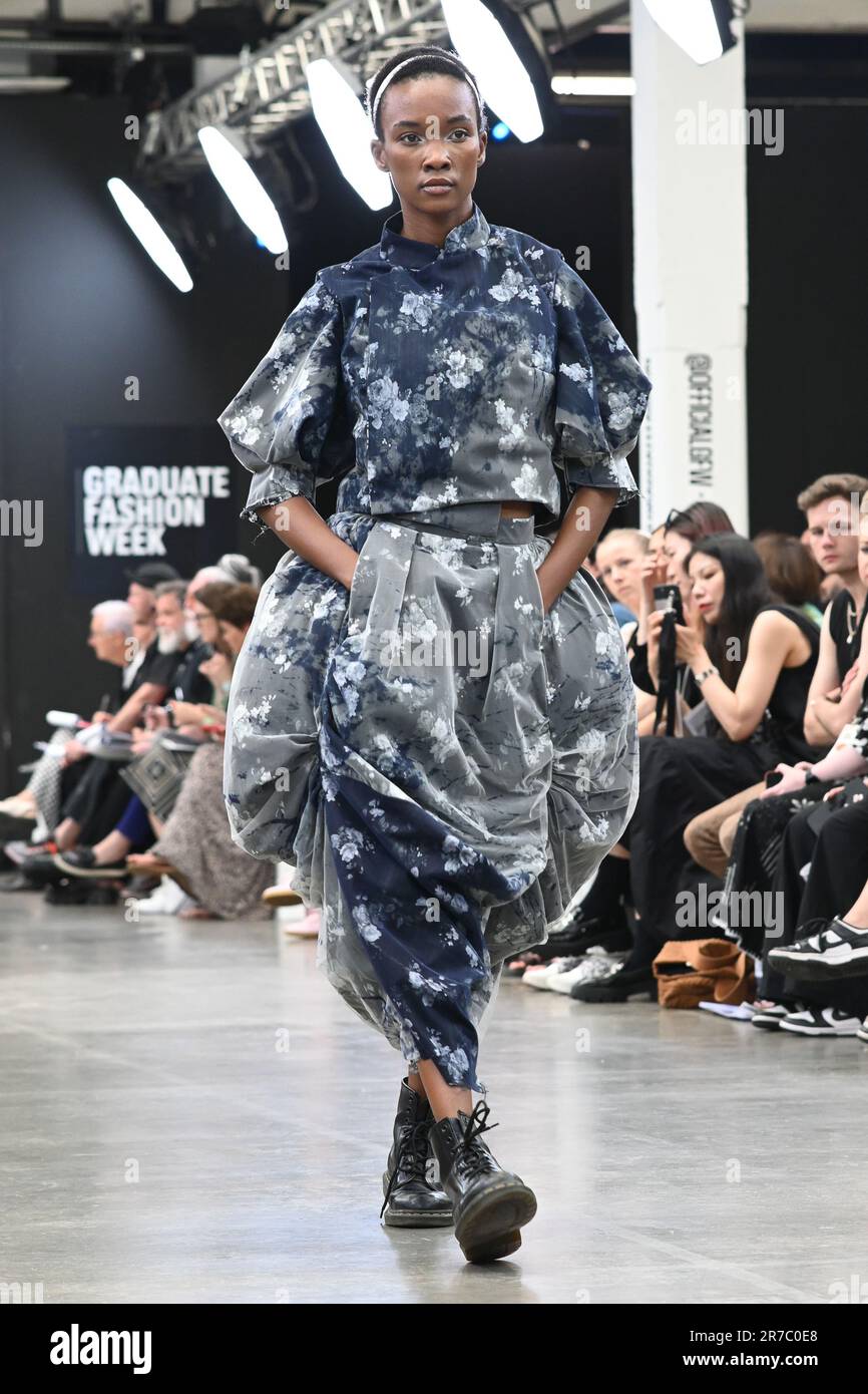 Londres, Royaume-Uni. 14 juin 2023. Des étudiants diplômés présentent leur conception de l'université de la ville de Brimingham et de l'école d'art de Glasgow lors de la Graduate Fashion week 2023 jour 3 à la brasserie Old Truman, Londres, Royaume-Uni. Crédit : voir Li/Picture Capital/Alamy Live News Banque D'Images
