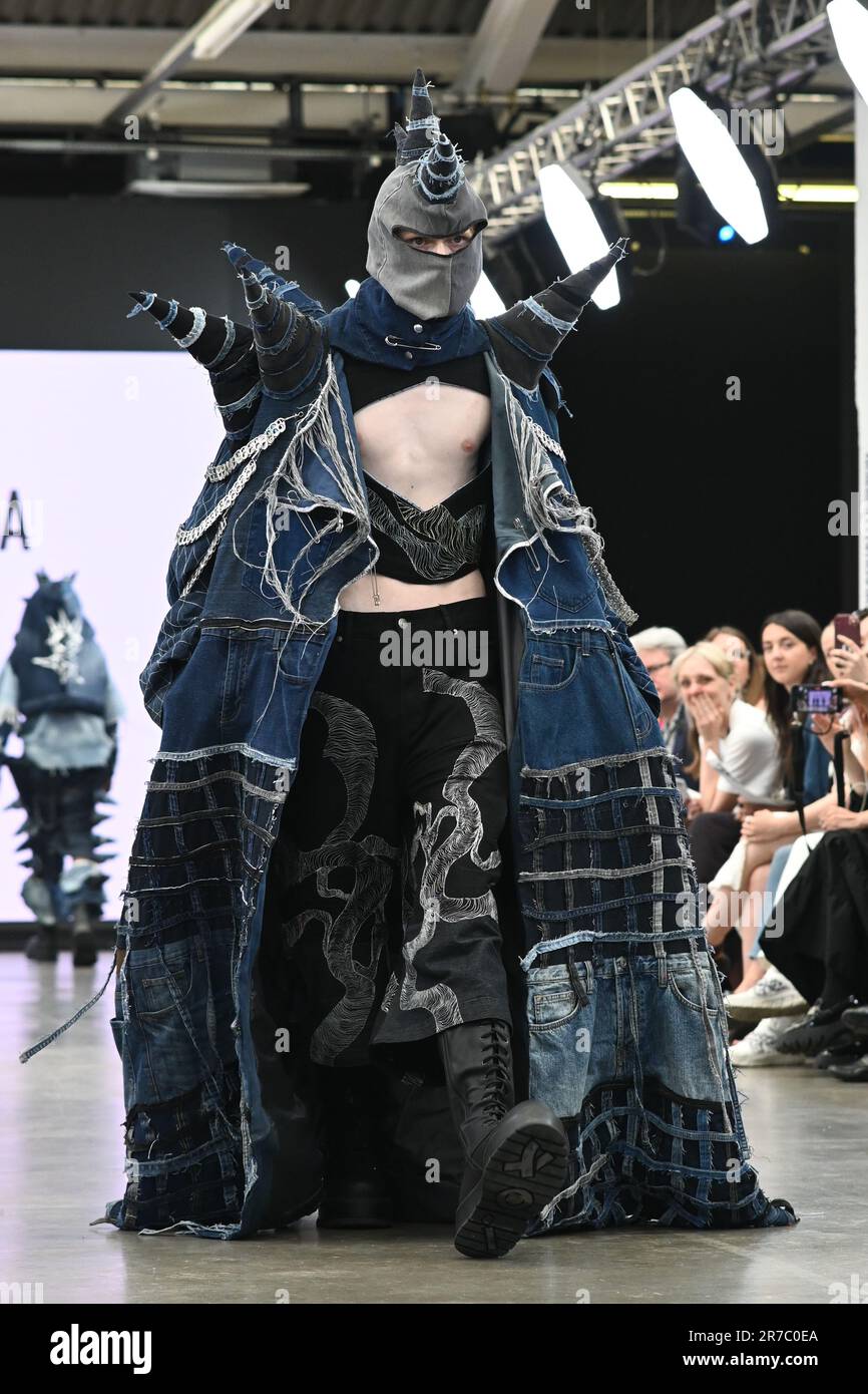 Londres, Royaume-Uni. 14 juin 2023. Des étudiants diplômés présentent leur conception de l'université de la ville de Brimingham et de l'école d'art de Glasgow lors de la Graduate Fashion week 2023 jour 3 à la brasserie Old Truman, Londres, Royaume-Uni. Crédit : voir Li/Picture Capital/Alamy Live News Banque D'Images