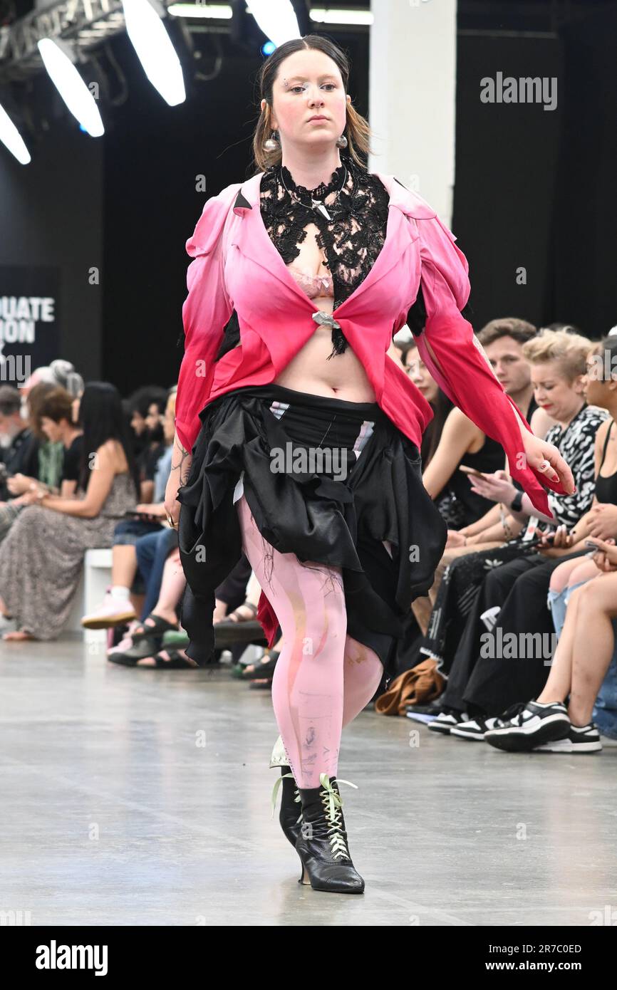 Londres, Royaume-Uni. 14 juin 2023. Des étudiants diplômés présentent leur conception de l'université de la ville de Brimingham et de l'école d'art de Glasgow lors de la Graduate Fashion week 2023 jour 3 à la brasserie Old Truman, Londres, Royaume-Uni. Crédit : voir Li/Picture Capital/Alamy Live News Banque D'Images