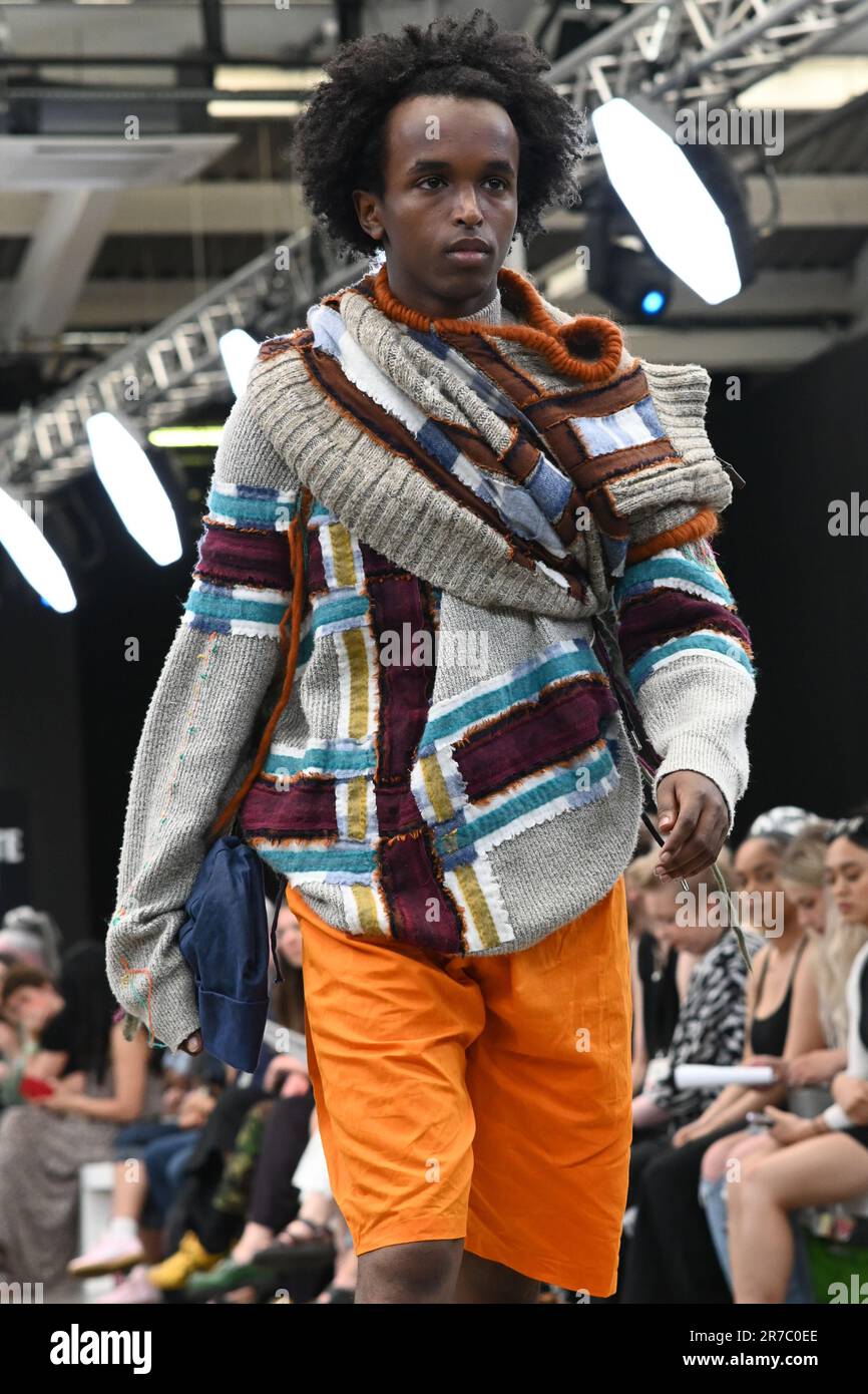Londres, Royaume-Uni. 14 juin 2023. Des étudiants diplômés présentent leur conception de l'université de la ville de Brimingham et de l'école d'art de Glasgow lors de la Graduate Fashion week 2023 jour 3 à la brasserie Old Truman, Londres, Royaume-Uni. Crédit : voir Li/Picture Capital/Alamy Live News Banque D'Images