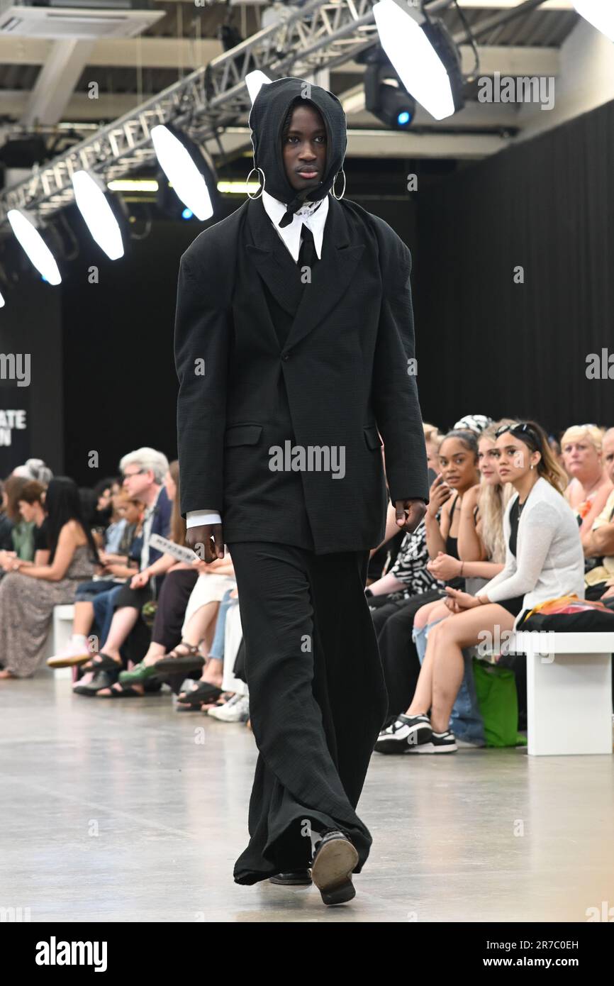 Londres, Royaume-Uni. 14 juin 2023. Des étudiants diplômés présentent leur conception de l'université de la ville de Brimingham et de l'école d'art de Glasgow lors de la Graduate Fashion week 2023 jour 3 à la brasserie Old Truman, Londres, Royaume-Uni. Crédit : voir Li/Picture Capital/Alamy Live News Banque D'Images