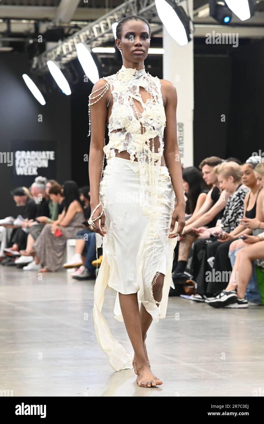 Londres, Royaume-Uni. 14 juin 2023. Des étudiants diplômés présentent leur conception de l'université de la ville de Brimingham et de l'école d'art de Glasgow lors de la Graduate Fashion week 2023 jour 3 à la brasserie Old Truman, Londres, Royaume-Uni. Crédit : voir Li/Picture Capital/Alamy Live News Banque D'Images
