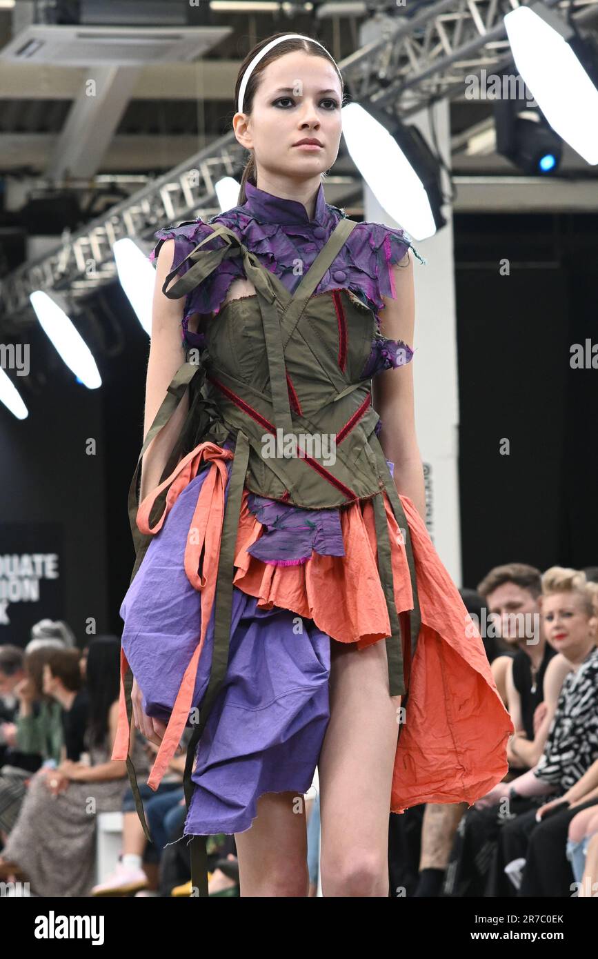 Londres, Royaume-Uni. 14 juin 2023. Des étudiants diplômés présentent leur conception de l'université de la ville de Brimingham et de l'école d'art de Glasgow lors de la Graduate Fashion week 2023 jour 3 à la brasserie Old Truman, Londres, Royaume-Uni. Crédit : voir Li/Picture Capital/Alamy Live News Banque D'Images