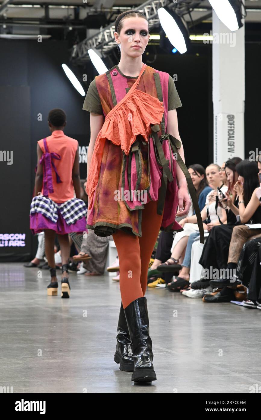 Londres, Royaume-Uni. 14 juin 2023. Des étudiants diplômés présentent leur conception de l'université de la ville de Brimingham et de l'école d'art de Glasgow lors de la Graduate Fashion week 2023 jour 3 à la brasserie Old Truman, Londres, Royaume-Uni. Crédit : voir Li/Picture Capital/Alamy Live News Banque D'Images
