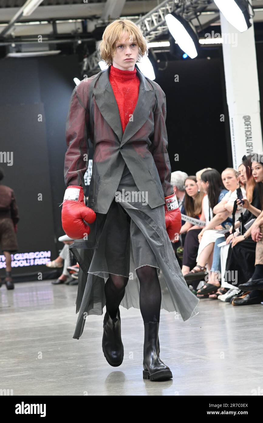 Londres, Royaume-Uni. 14 juin 2023. Des étudiants diplômés présentent leur conception de l'université de la ville de Brimingham et de l'école d'art de Glasgow lors de la Graduate Fashion week 2023 jour 3 à la brasserie Old Truman, Londres, Royaume-Uni. Crédit : voir Li/Picture Capital/Alamy Live News Banque D'Images