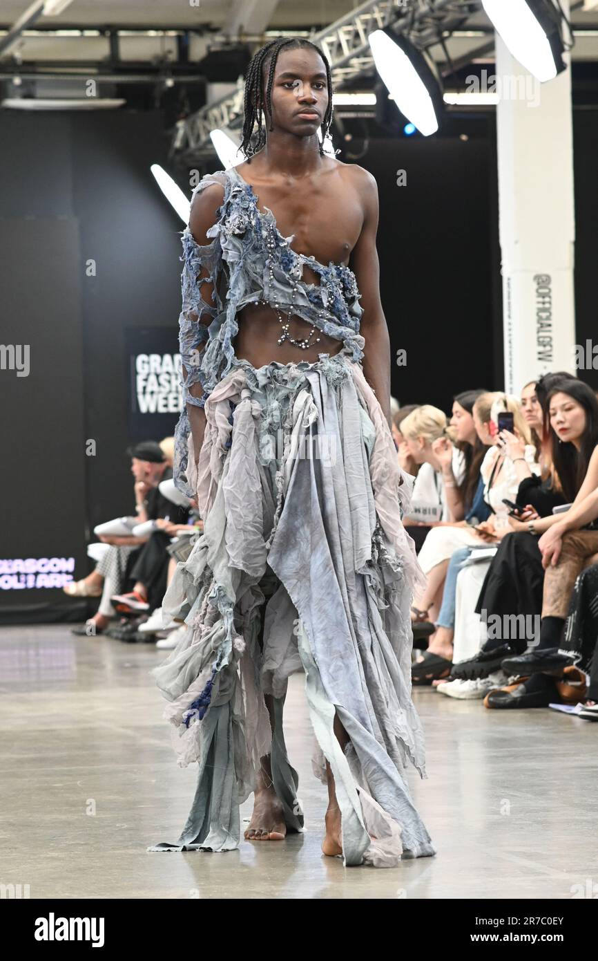 Londres, Royaume-Uni. 14 juin 2023. Des étudiants diplômés présentent leur conception de l'université de la ville de Brimingham et de l'école d'art de Glasgow lors de la Graduate Fashion week 2023 jour 3 à la brasserie Old Truman, Londres, Royaume-Uni. Crédit : voir Li/Picture Capital/Alamy Live News Banque D'Images