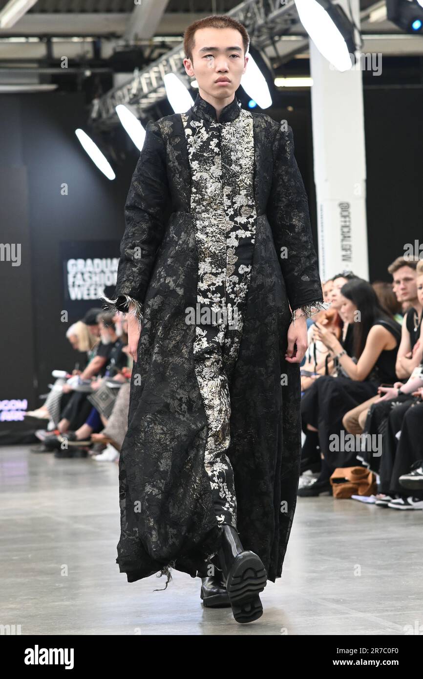 Londres, Royaume-Uni. 14 juin 2023. Des étudiants diplômés présentent leur conception de l'université de la ville de Brimingham et de l'école d'art de Glasgow lors de la Graduate Fashion week 2023 jour 3 à la brasserie Old Truman, Londres, Royaume-Uni. Crédit : voir Li/Picture Capital/Alamy Live News Banque D'Images