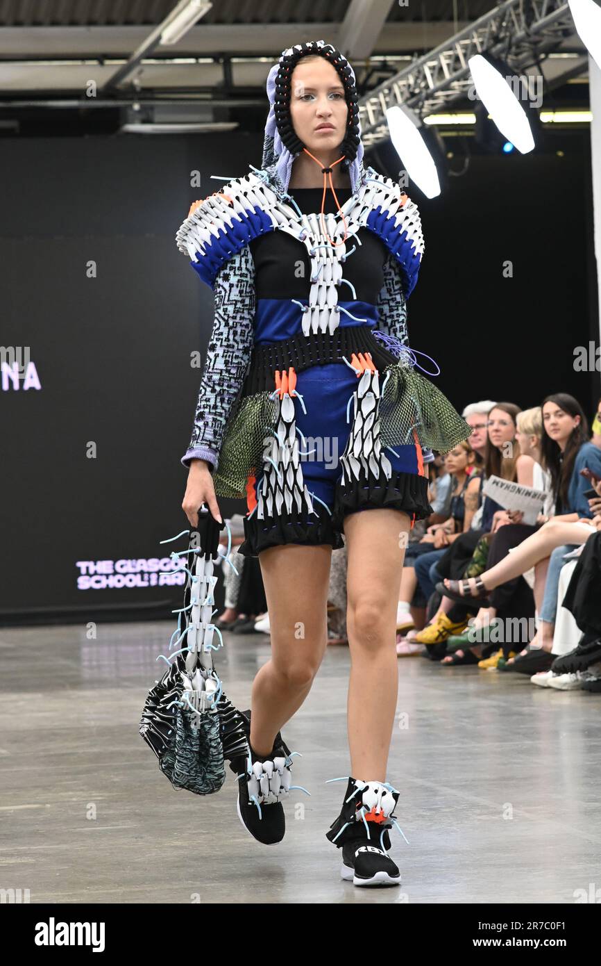 Londres, Royaume-Uni. 14 juin 2023. Des étudiants diplômés présentent leur conception de l'université de la ville de Brimingham et de l'école d'art de Glasgow lors de la Graduate Fashion week 2023 jour 3 à la brasserie Old Truman, Londres, Royaume-Uni. Crédit : voir Li/Picture Capital/Alamy Live News Banque D'Images