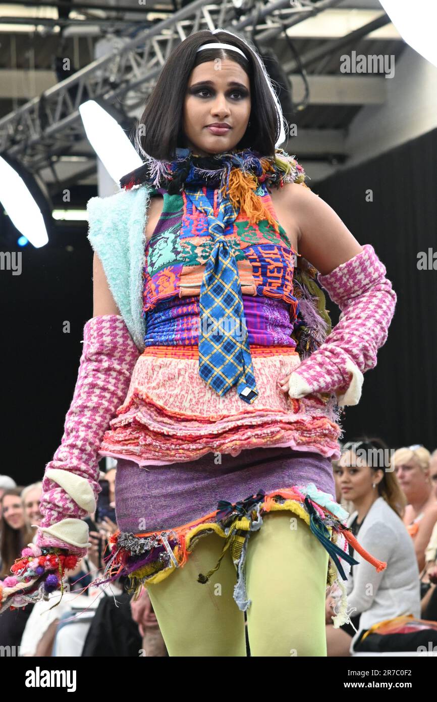 Londres, Royaume-Uni. 14 juin 2023. Des étudiants diplômés présentent leur conception de l'université de la ville de Brimingham et de l'école d'art de Glasgow lors de la Graduate Fashion week 2023 jour 3 à la brasserie Old Truman, Londres, Royaume-Uni. Crédit : voir Li/Picture Capital/Alamy Live News Banque D'Images