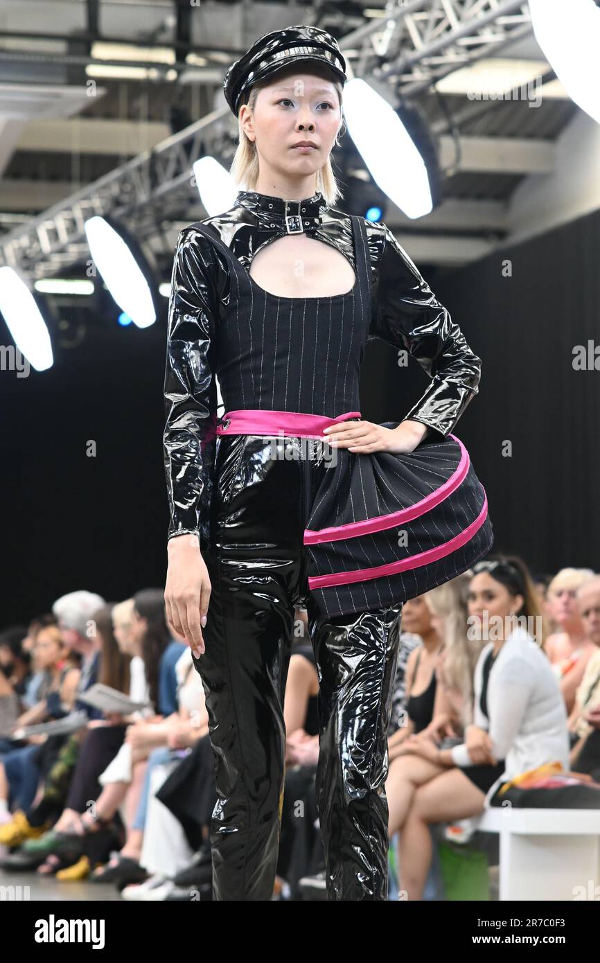 Londres, Royaume-Uni. 14 juin 2023. Des étudiants diplômés présentent leur conception de l'université de la ville de Brimingham et de l'école d'art de Glasgow lors de la Graduate Fashion week 2023 jour 3 à la brasserie Old Truman, Londres, Royaume-Uni. Crédit : voir Li/Picture Capital/Alamy Live News Banque D'Images