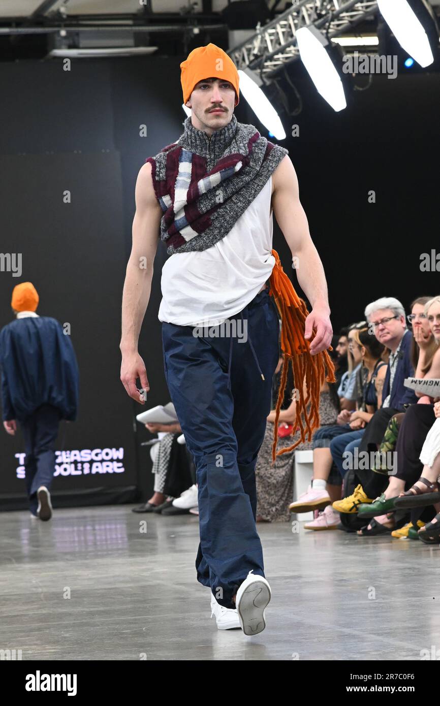 Londres, Royaume-Uni. 14 juin 2023. Des étudiants diplômés présentent leur conception de l'université de la ville de Brimingham et de l'école d'art de Glasgow lors de la Graduate Fashion week 2023 jour 3 à la brasserie Old Truman, Londres, Royaume-Uni. Crédit : voir Li/Picture Capital/Alamy Live News Banque D'Images