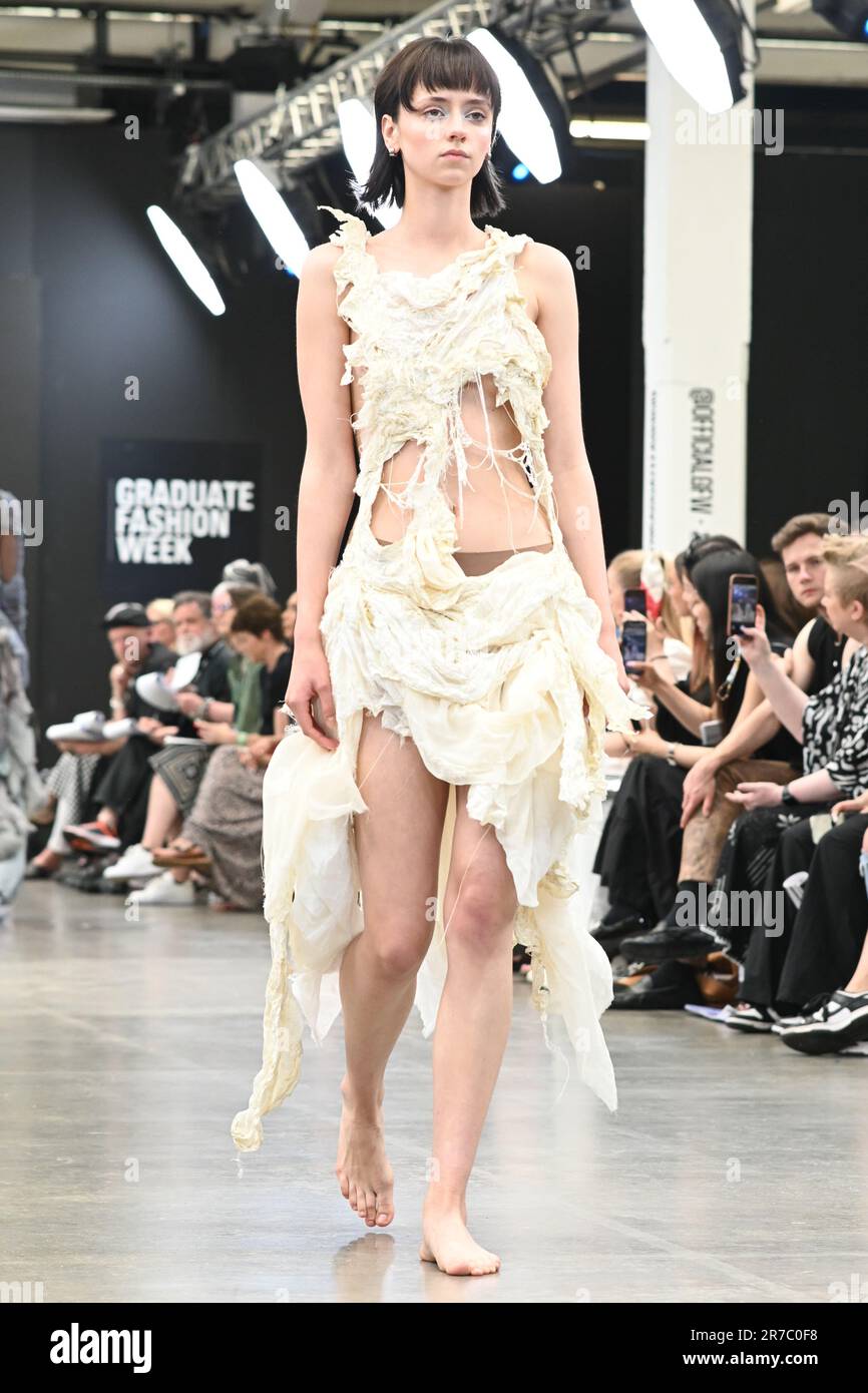 Londres, Royaume-Uni. 14 juin 2023. Des étudiants diplômés présentent leur conception de l'université de la ville de Brimingham et de l'école d'art de Glasgow lors de la Graduate Fashion week 2023 jour 3 à la brasserie Old Truman, Londres, Royaume-Uni. Crédit : voir Li/Picture Capital/Alamy Live News Banque D'Images