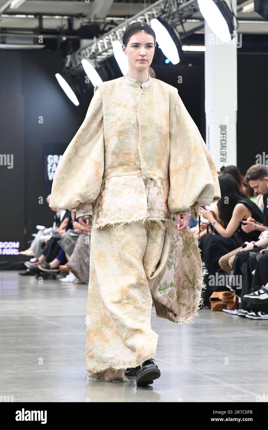 Londres, Royaume-Uni. 14 juin 2023. Des étudiants diplômés présentent leur conception de l'université de la ville de Brimingham et de l'école d'art de Glasgow lors de la Graduate Fashion week 2023 jour 3 à la brasserie Old Truman, Londres, Royaume-Uni. Crédit : voir Li/Picture Capital/Alamy Live News Banque D'Images