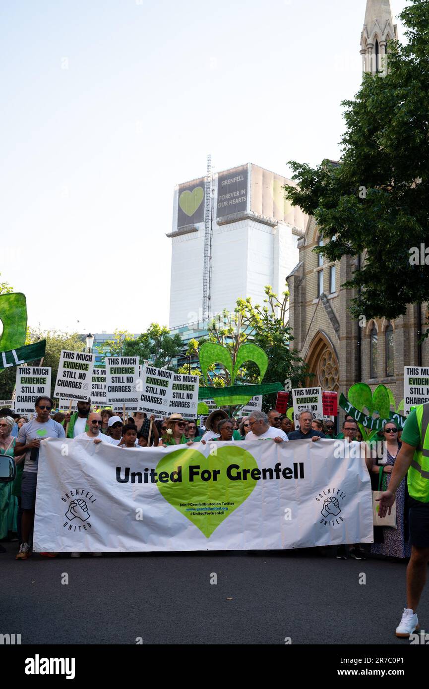 Grenfell Walk, Notting Hill, Londres, Royaume-Uni, pour marquer six ans après qu'un incendie tragique dans la Grenfell Tower ait tué 72 personnes. Ici, les familles touchées par le feu mènent la marche et les gens remercient les pompiers, avec une femme criant « vous avez sauvé ma vie, vous m'avez sauvé ». Il y a colère qu'il n'y a pas eu de justice ni de résolution à l'enquête. Des centaines marchaient en silence en l'honneur des morts. Banque D'Images