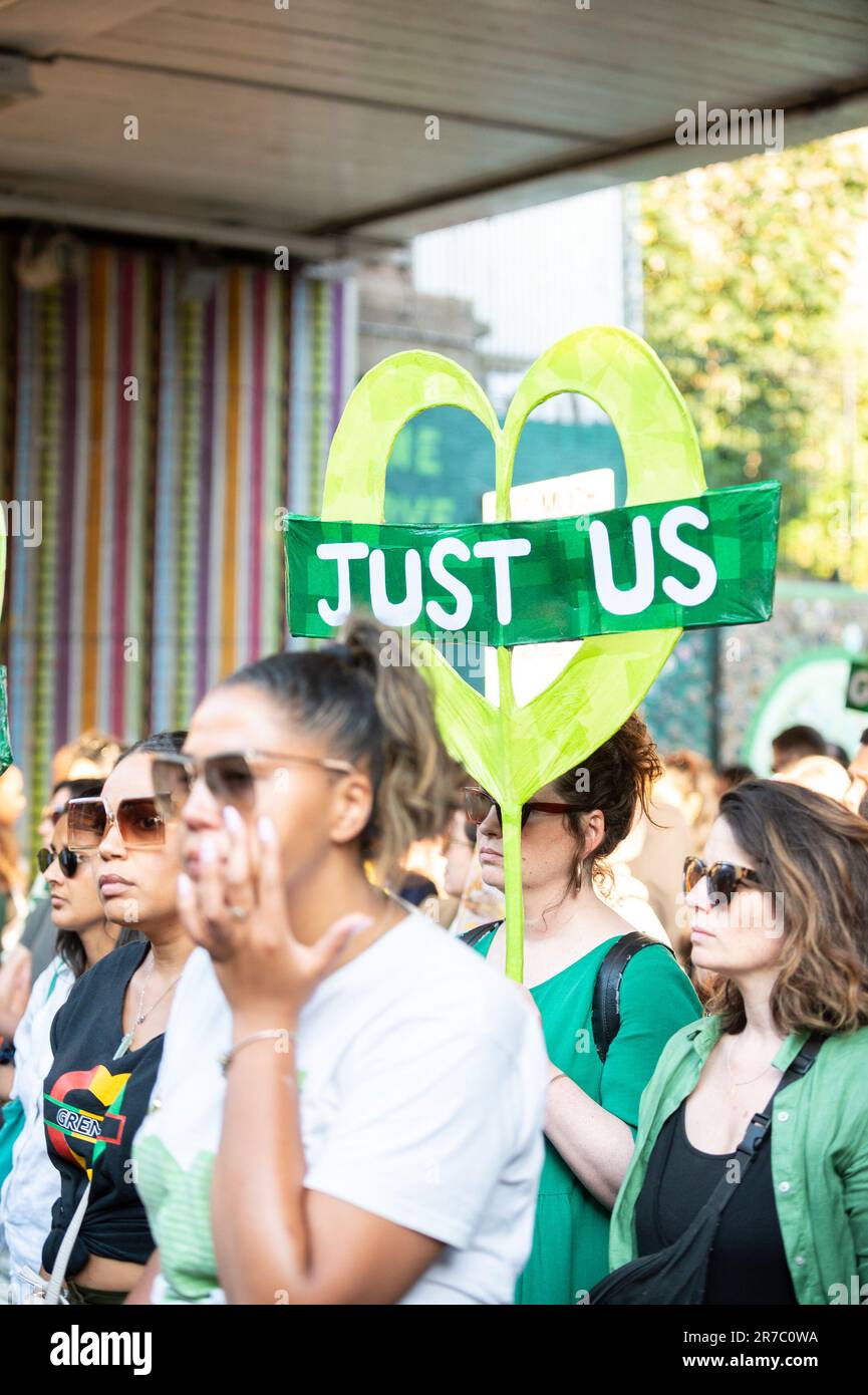 Grenfell Walk, Notting Hill, Londres, Royaume-Uni, pour marquer six ans après qu'un incendie tragique dans la Grenfell Tower ait tué 72 personnes. Ici, les familles touchées par le feu mènent la marche et les gens remercient les pompiers, avec une femme criant « vous avez sauvé ma vie, vous m'avez sauvé ». Il y a colère qu'il n'y a pas eu de justice ni de résolution à l'enquête. Des centaines marchaient en silence en l'honneur des morts. Banque D'Images