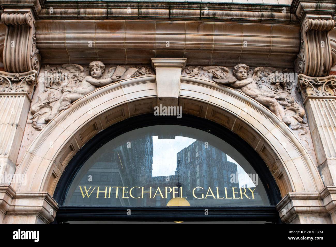 Londres, Royaume-Uni - 2 mars 2023 : sculpture ornée au-dessus du panneau d'entrée de la galerie Whitechapel à Londres, Royaume-Uni. Banque D'Images