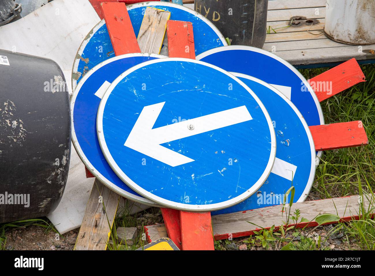 Des panneaux de signalisation ronds bleus finlandais avec une bordure blanche indiquant la direction à suivre en posant sur le sol Banque D'Images