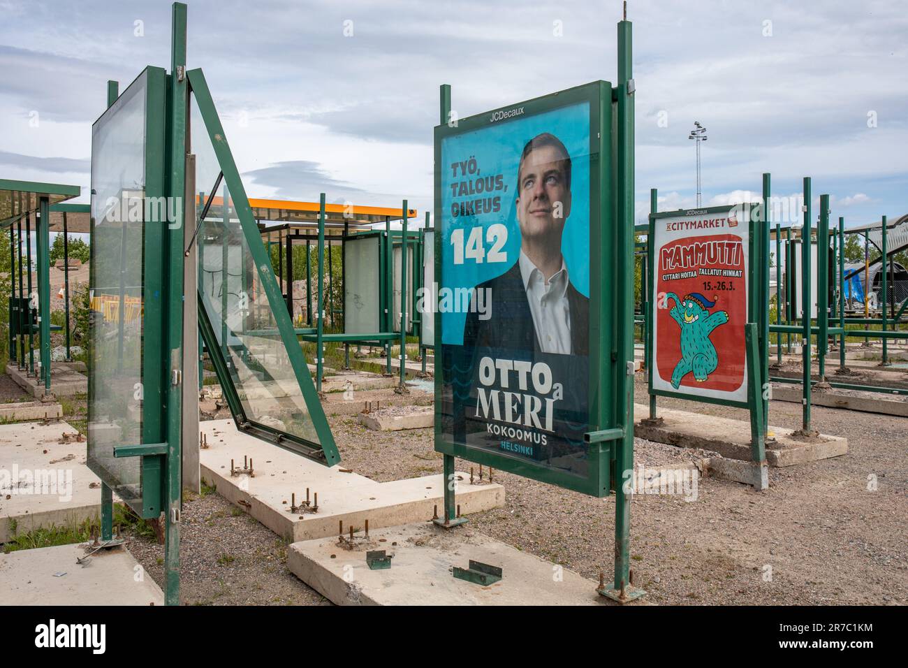Arrêt de tramway ou d'autobus OOH annonçant les murs du site de collecte de Kyläsaari, Helsinki, Finlande Banque D'Images