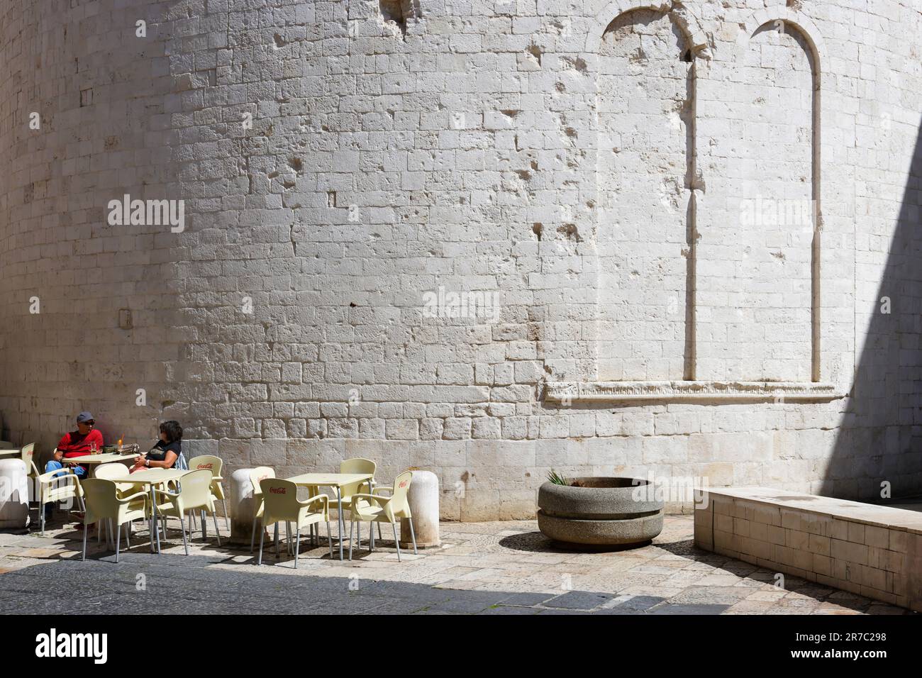 Couple déjeuner dans un restaurant près des murs de la Basilique Cathédrale Metropolitana, Bari Banque D'Images
