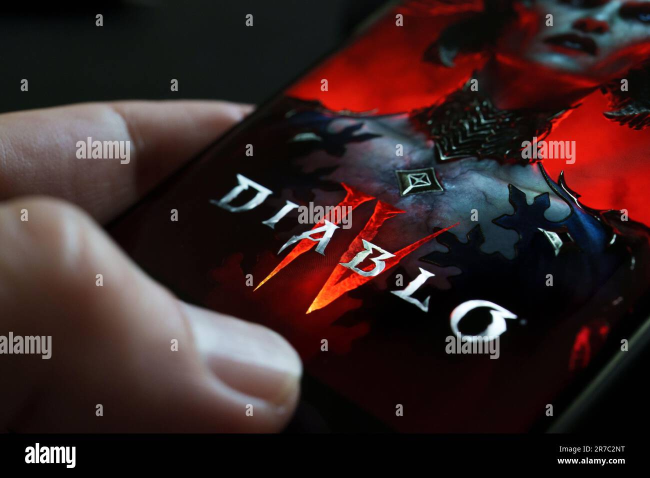 Diablo 4 logo de jeu vu sur smartphone tenir dans une main. Diablo IV est un jeu développé par Blizzard Entertainment. Stafford, Royaume-Uni, 14 juin 2023 Banque D'Images