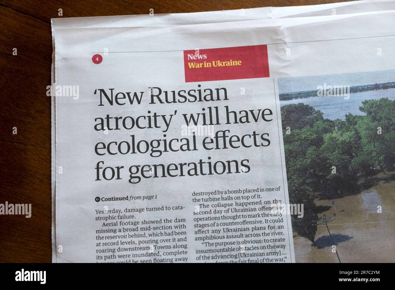 "La nouvelle atrocité russe aura des effets écologiques pour les générations" le journal Guardian, titre Kakhovka barrage bombardant l'Ukraine article 10 juin 2023 Royaume-Uni Banque D'Images