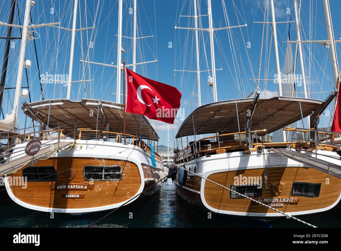 Bodrum, Turquie. 22 avril 2022 Yachts amarré dans le port historique de Bodrum, Mugla, le long de la côte turquoise du sud-ouest de la Turquie, un pittoresque populaire Banque D'Images