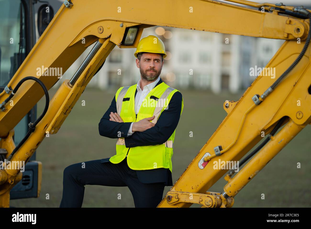 Ouvrier en costume et casque. Investisseur ingénieur civil, directeur
