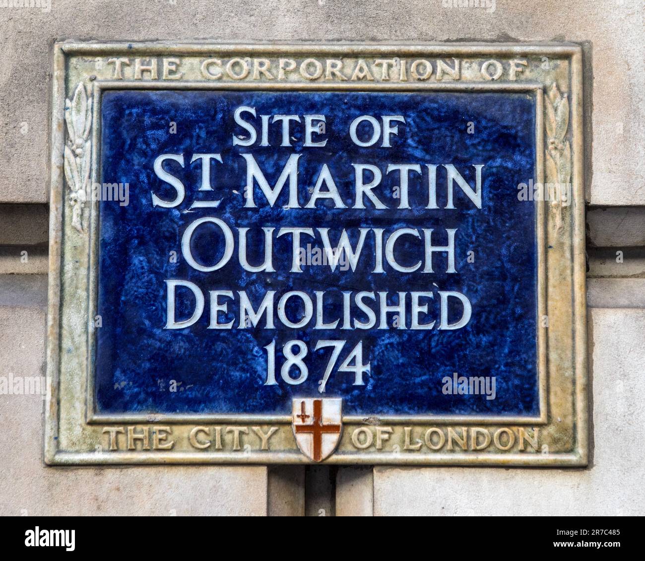 Londres, Royaume-Uni - 2 mars 2023: Une plaque bleue dans la ville de Londres, Royaume-Uni, marquant le lieu où St. Martin Outwich était une fois situé avant qu'il ne soit de dem Banque D'Images