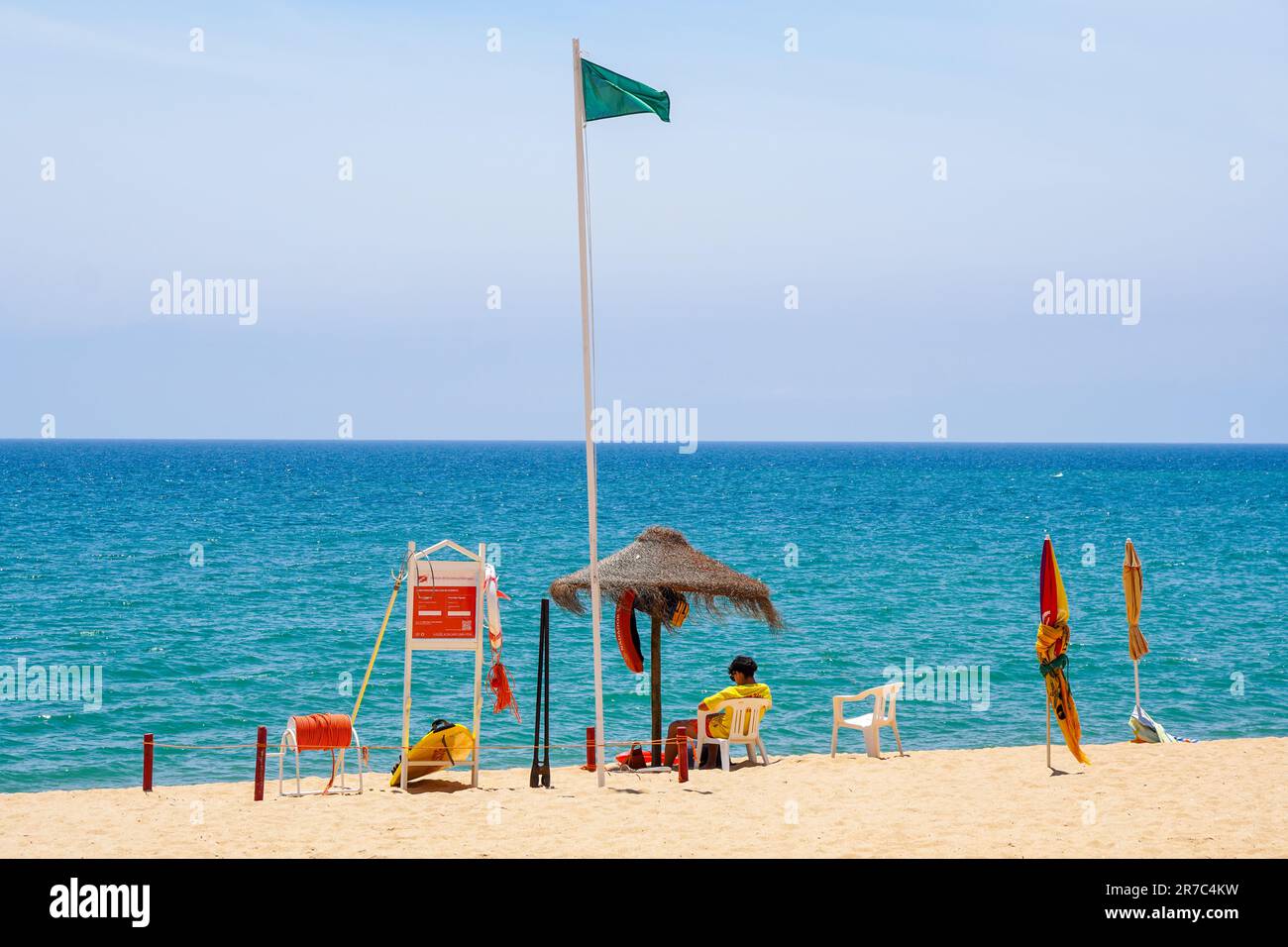 Sauveteur sur la plage, Praia de Quarteira, Quarteira, Algarve, Portugal Banque D'Images