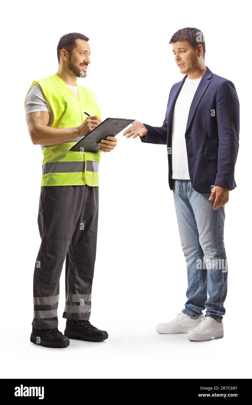 Prise de vue en longueur d'un homme parlant à un wokrer dans un gilet réfléchissant debout et écrivant un document isolé sur fond blanc Banque D'Images