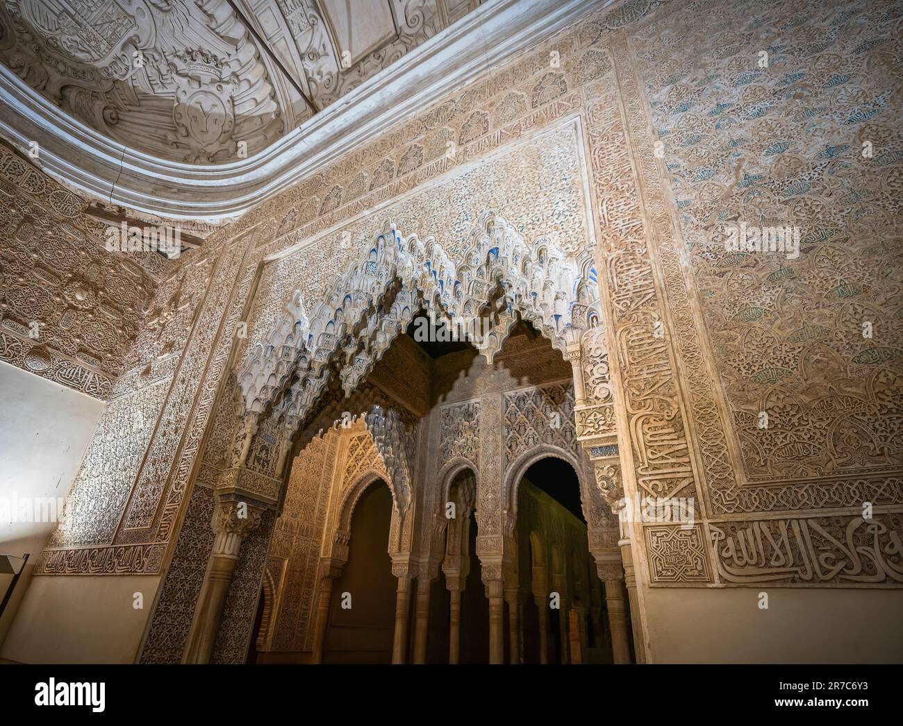 Portail avec Muqarnas à la salle de Muqarnas (Sala de los Mocabes) à Nasrid Palaces de l'Alhambra - Grenade, Andalousie, Espagne Banque D'Images Portail avec Muqarnas à la salle de Muqarnas (Sala de los Mocabes) à Nasrid Palaces de l'Alhambra - Grenade, Andalousie, Espagne Banque D'Images