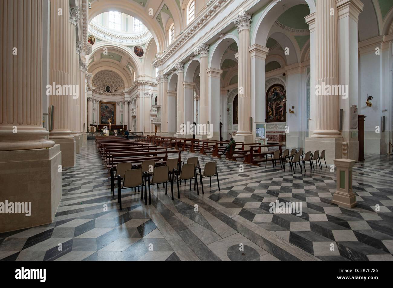 L'intérieur de la cathédrale Santa Maria Assunta est un bel exemple du style néoclassique, plan latin croisé, avec trois nefs blancs. Banque D'Images