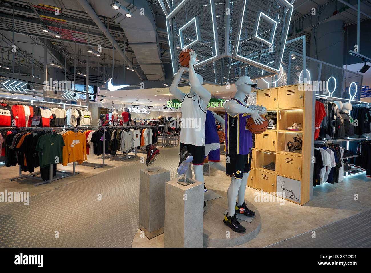 BANGKOK, THAÏLANDE - VERS JANVIER 2020 : des mannequins portant des vêtements Nike sont exposés au centre commercial Siam Paragon de Bangkok. Banque D'Images