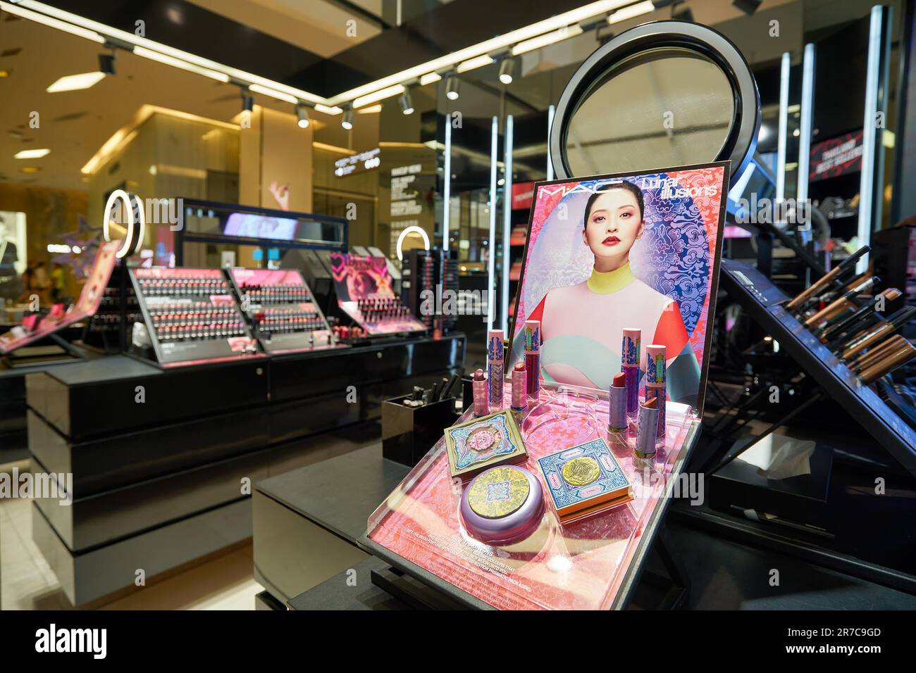 BANGKOK, THAÏLANDE - VERS JANVIER 2020 : divers produits de maquillage présentés au magasin MAC du centre commercial Siam Paragon. Banque D'Images