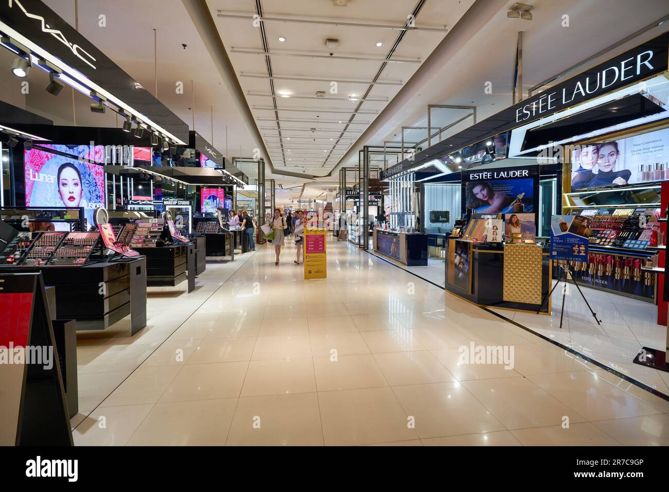 BANGKOK, THAÏLANDE - VERS JANVIER 2020 : divers cosmétiques exposés au centre commercial Siam Paragon de Bangkok. Banque D'Images