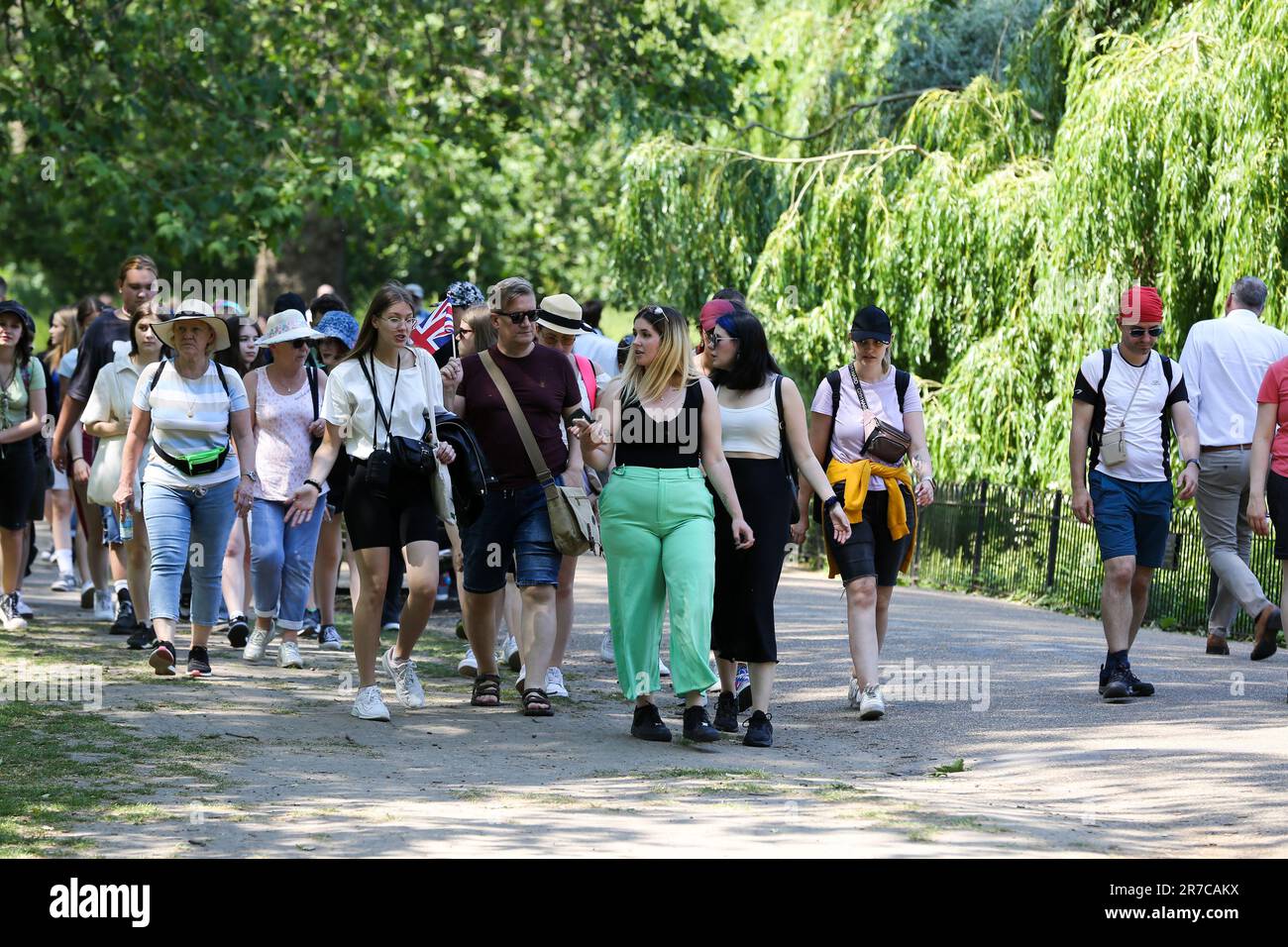 Londres, Royaume-Uni. 14th juin 2023. Les touristes vus à St James's Park comme le temps chaud et ensoleillé se poursuit à Londres. (Credit image: © Steve Taylor/SOPA Images via ZUMA Press Wire) USAGE ÉDITORIAL SEULEMENT! Non destiné À un usage commercial ! Banque D'Images
