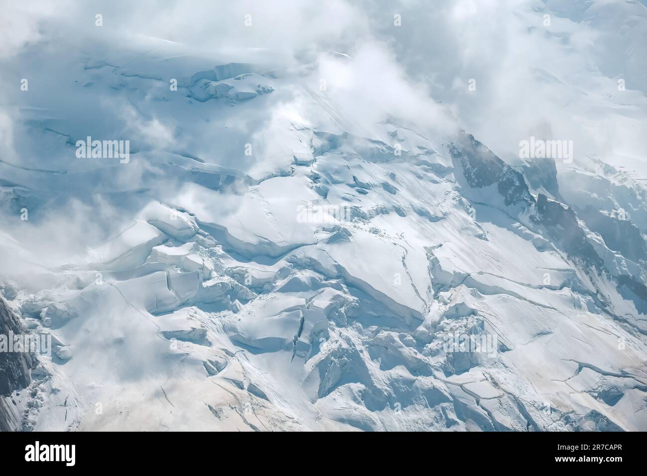 Les montagnes se camouent entre les glaciers des alpes. Banque D'Images