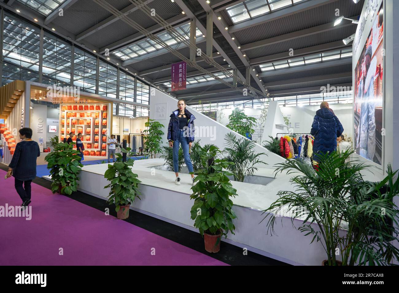 SHENZHEN, CHINE - 27 NOVEMBRE 2019 : des modèles postant à Fashion Source au centre de congrès et d'expositions de Shenzhen. Banque D'Images