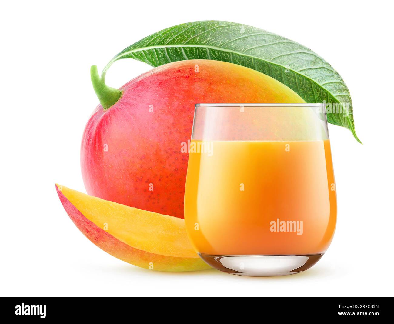 Jus de mangue dans un verre et fruits frais de mangue rouge avec feuille, isolés sur blanc Banque D'Images